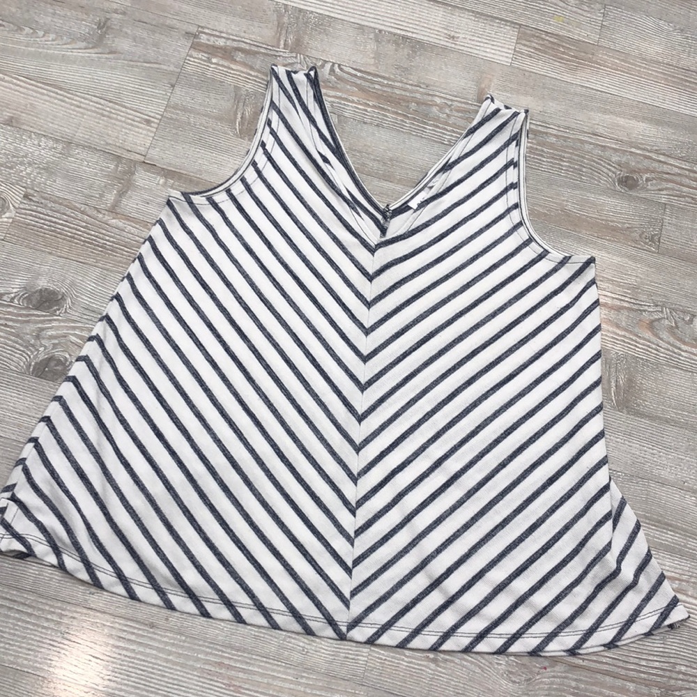 ❤️ 4/$20 Gap EUC white with denim blue diagonal stripes. Small
